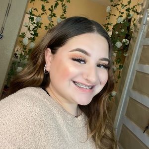 Meet your Posher, Elyssa